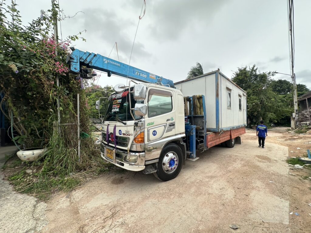 รถเฮี๊ยบบ้านบึง ให้บริการยกและขนย้ายรถเสีย เครื่องจักร วัสดุก่อสร้าง ในเขตบ้านบึง ชลบุรี